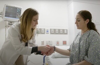 Кодирование Аквилонг в Нижнекамске Врач держит пациентку за руку