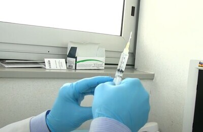 Проведение кодирования Вивитролом в Нижнекамске Шприц с Вивитролом в руках у врача